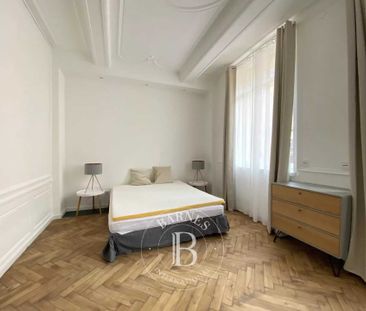 Vieux-Lille, Grand T2 rénové et meublé à NEUF - Photo 3