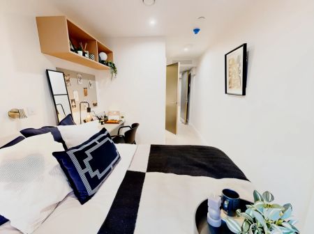 Deluxe Ensuite (Floors 1-12) - Photo 2