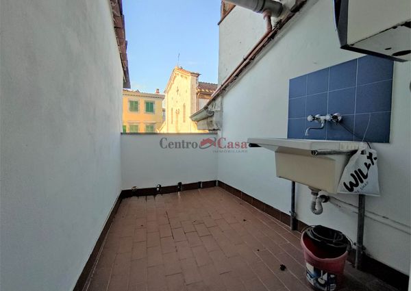 Ampio appartamento con terrazzino libero da metà marzo 2026 !
