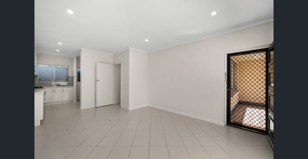 Embrace comfort and convenience in this charming two-bedroom unit in Paradise. - Photo 1