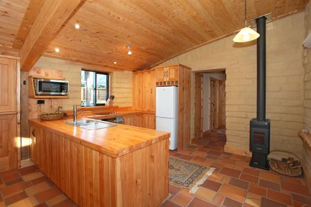 Elegant 2 bedroom semi furnished home - Photo 5