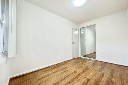 Townhouse-style Apartment with split level. - Photo 3