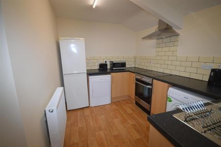 1 bedroom in a house share to rent - Photo 5