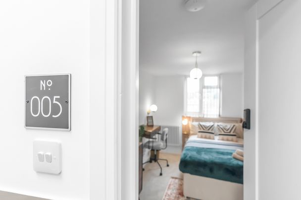 6 bedroom house to rent Hitchin Road, Luton, Bedfordshire, LU2 - Photo 1