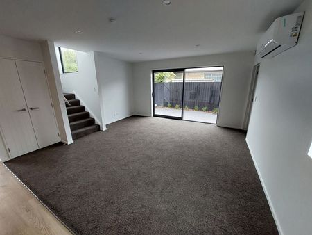 Modern 2 Bedroom Townhouse in Linwood! - Photo 3