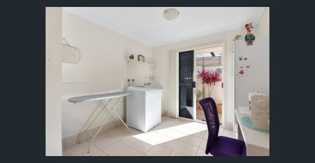 Great family home in an ideal location ***** UNFURNISHED ***** - Photo 4