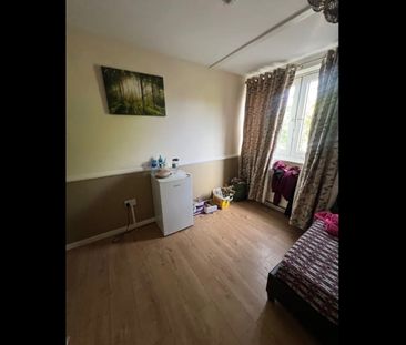 Room in a Shared House, Winford Court, SE15 - Photo 3
