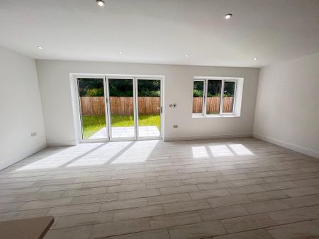 3 bedroom detached bungalow to rent - Photo 2