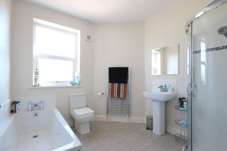 Large Social Space Close to Cribs Causeway - Photo 5