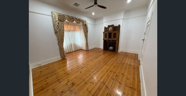 Bungalow style renovated house - Photo 1