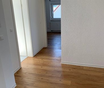 Schöne 3-Zimmer DG-Wohnung mit Tageslichtbad OHNE Balkon! - Photo 1