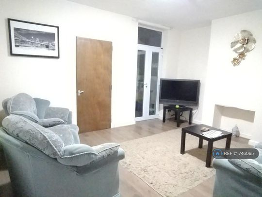 1 bedroom in a house share to rent - Photo 1