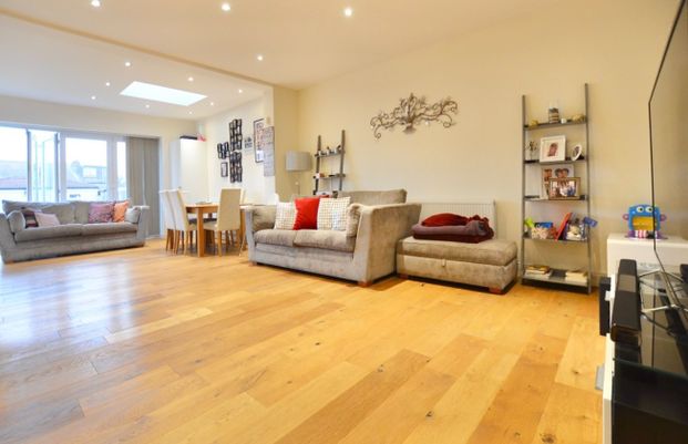 Room in a Shared House, Brunswick Avenue, N11 - Photo 1