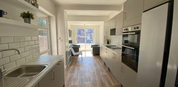 5 Bed Student Accommodation - Photo 2