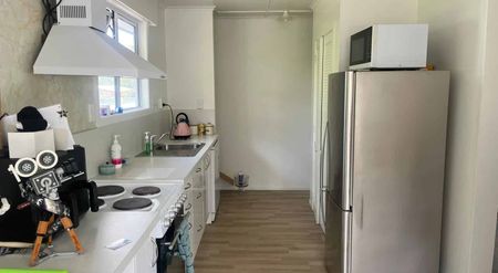 Cosy Two-Bedroom Home - Great Location with Lawns Included - Photo 3