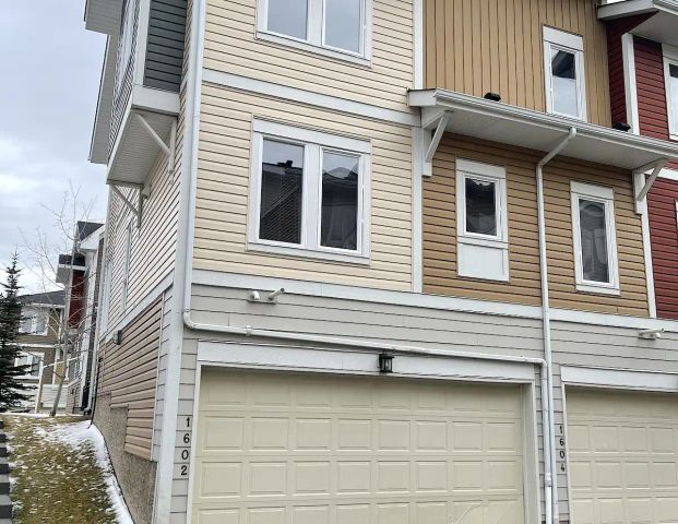 AUBURN BAY 2 BED / 2.5 BATH TOWNHOUSE *END UNIT W/ DOUBLE GARAGE* — 2 Bedrooms Townhouse - Photo 1