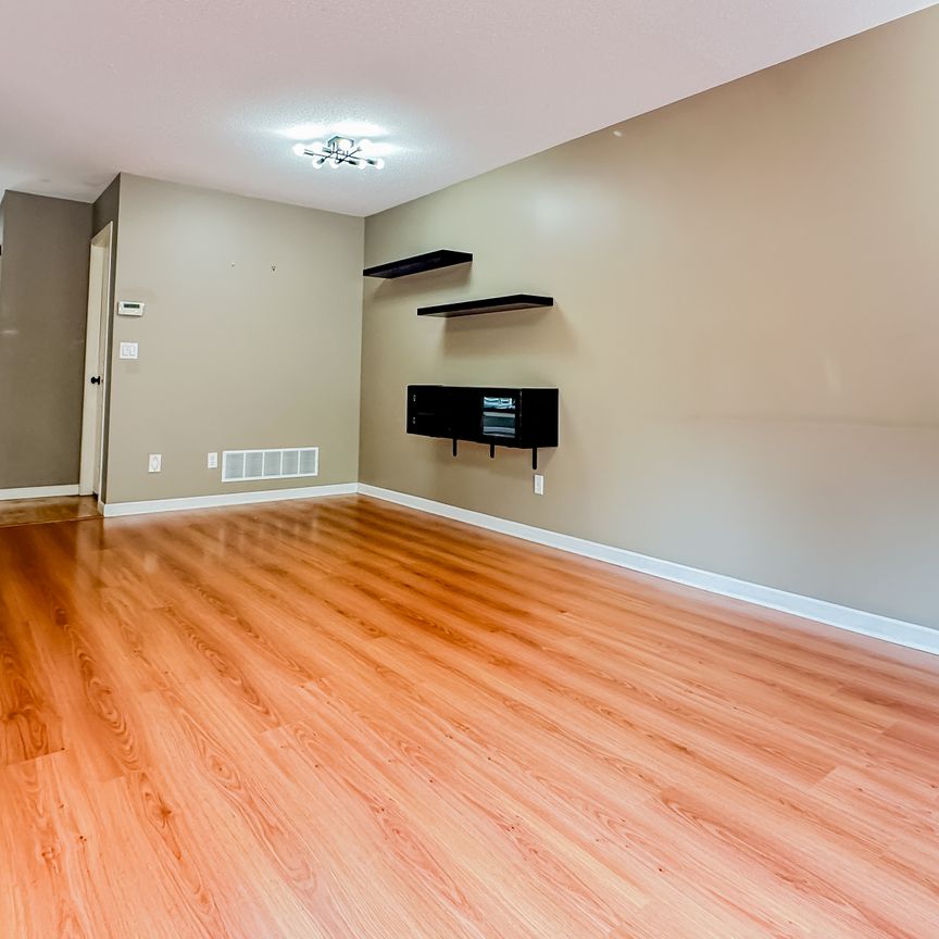 Spacious 3 Bed Corner Townhouse With Double Garage In Camelot Village, Surrey. - Photo 1