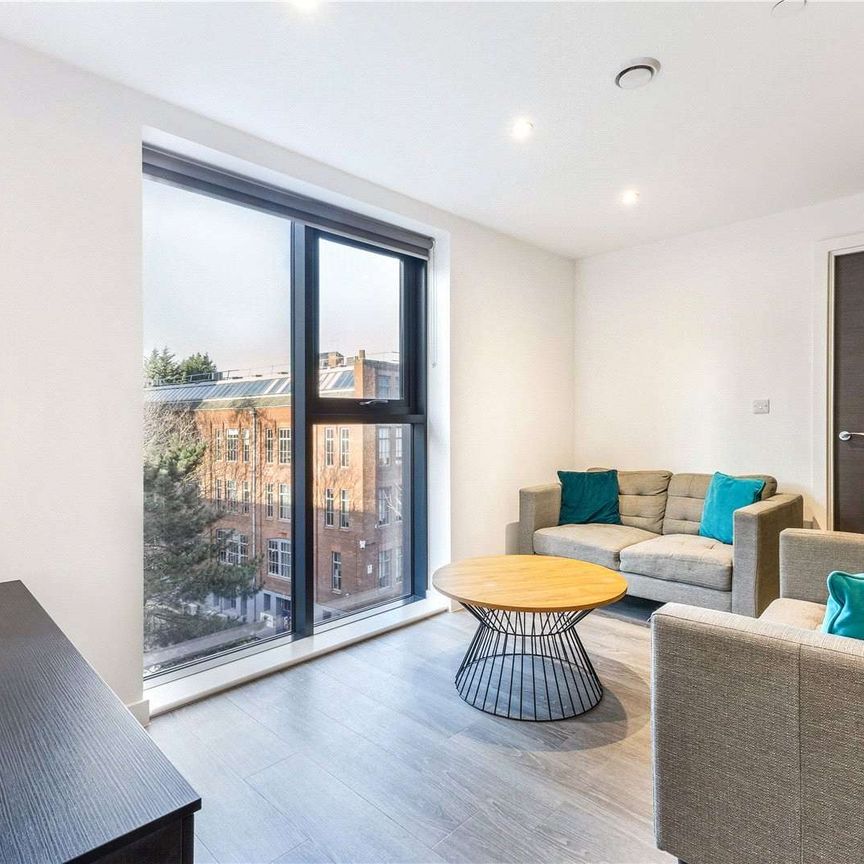 Parking included! Sizeable two double bedroom apartment in the Downtown development. Offering a host of top of the range facilities! - Photo 1