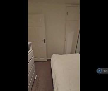 1 bedroom in a flat share to rent - Photo 2