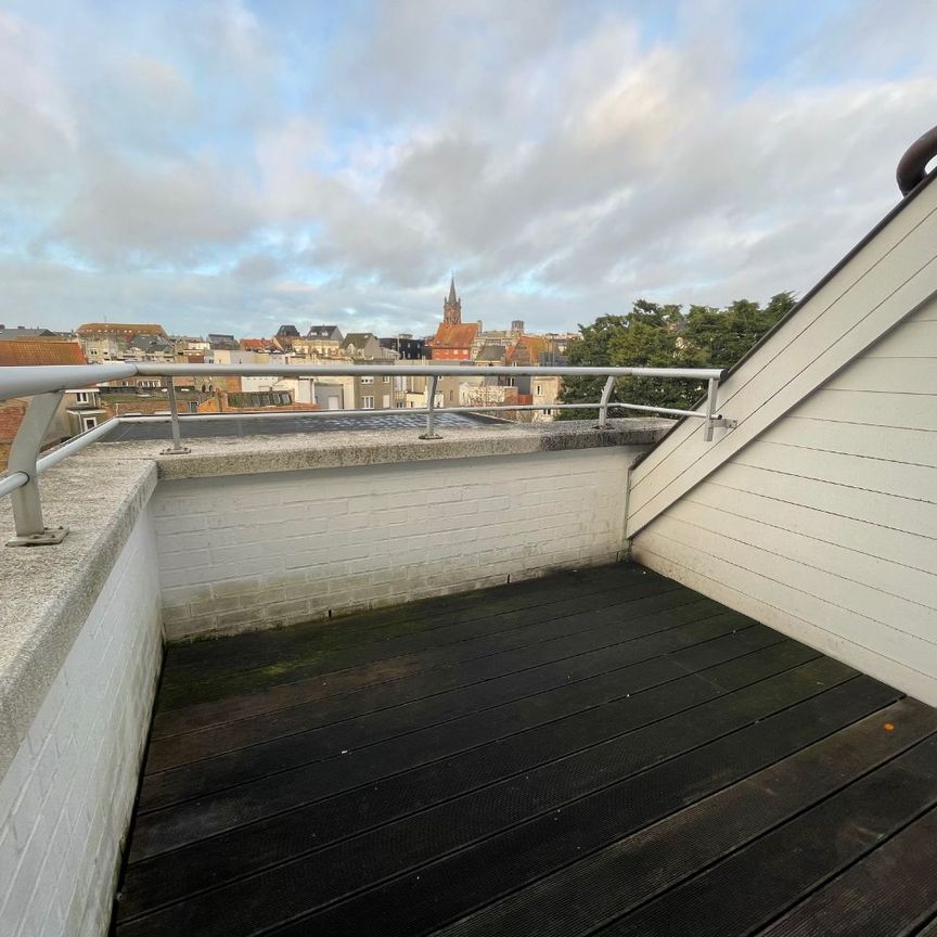 Ruim duplexappartement met twee slaapkamers en zonnig terras. Er hoort ook een staanplaats bij dit appartement in het gebouw zelf. - Foto 1