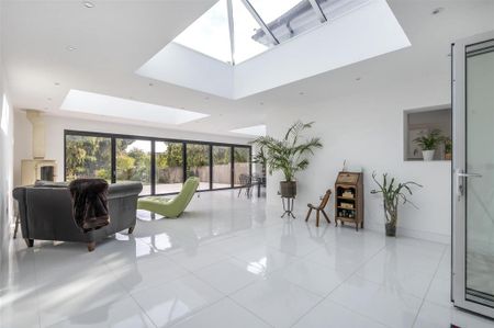 4 bedroom detached house to rent - Photo 3