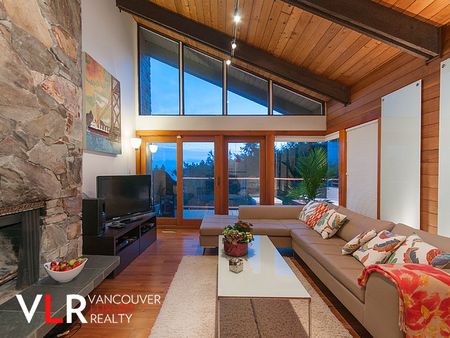 House in West Vancouver, BC - Photo 2