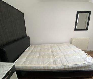 5 Bed - Flat 9, 1-9 Regent Road, Leicester, - Photo 3