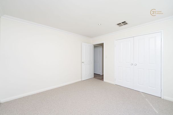 Walk to the Foreshore @ $1200 Per Week - Photo 1