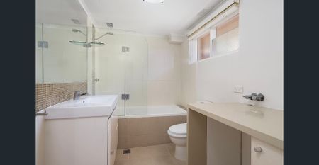 Freshly Painted Bayside Apartment - Photo 4