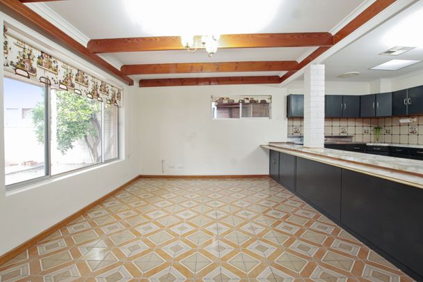 Spacious & Comfortable Living Close to the City! - Photo 1