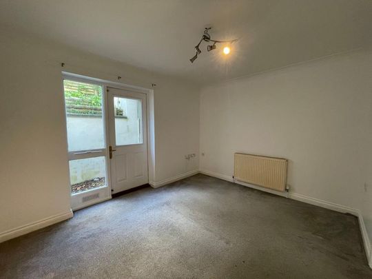 4 bedroom end of terrace house to rent - Photo 1