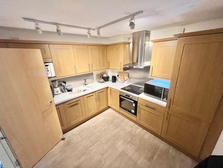 1 bedroom in a flat share to rent - Photo 3