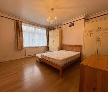 5 Bed Terraced House, Princes Avenue, N13 - Photo 2