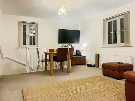 2 bedroom coach house to rent - Photo 2