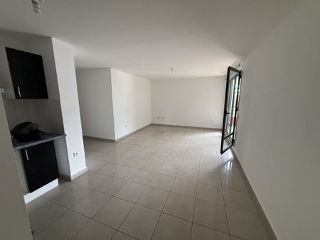Location Appartement 4 pièces 70m² LA POSSESSION 97419 - Photo 2