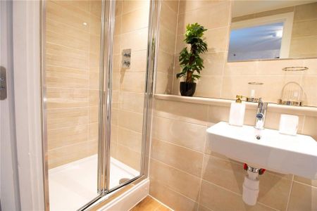 3 bedroom flat to rent - Photo 5