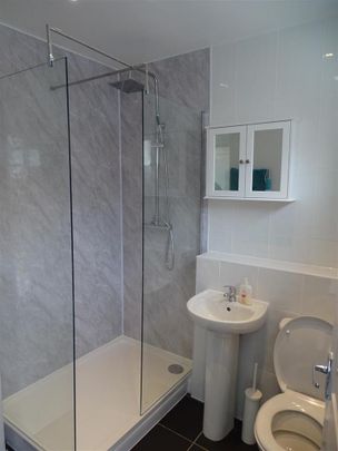 4 bedroom private hall to rent - Photo 1