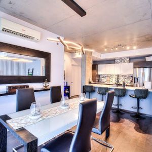 Condo 3.5 de luxe, meublé, rénové au coeur du quartier Dix30 à 5min du REM - Photo 2