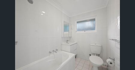 Stunning top floor over sized apartment with parking - Photo 5