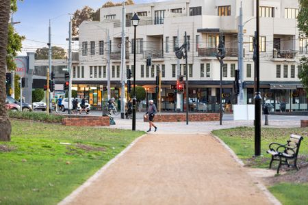 Prime location in Caulfield North's hub! - Photo 3
