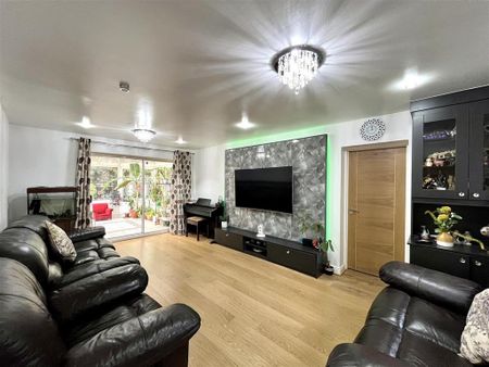 5 bedroom detached house to rent - Photo 3
