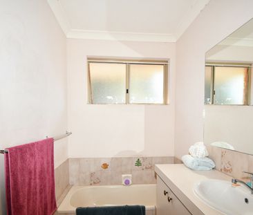 Three Bedroom unit in Sought After Halls Head! - Photo 6