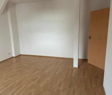 Bald verfügbar! Gemütliche Wohnung im Dachgeschoss mit Sichtbalken! - Photo 4