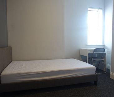 4 bedroom Flat To Let - Photo 3