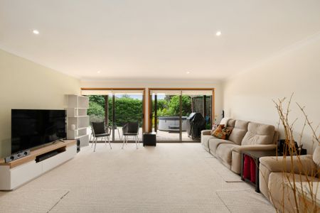 Spacious Family Oasis with Pool � Moments to Mona Vale Village - 6 month lease - Photo 2