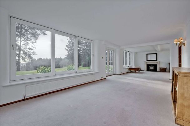 An elegant family home in a stunning secluded position, including a swimming pool, tennis court, two bedroom cottage, small paddock and two stables. - Photo 1