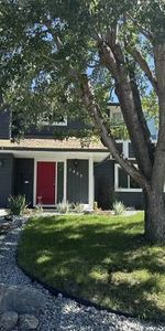 Spacious renovated 3 bedroom 2 bath with yard & pet friendly - Photo 4