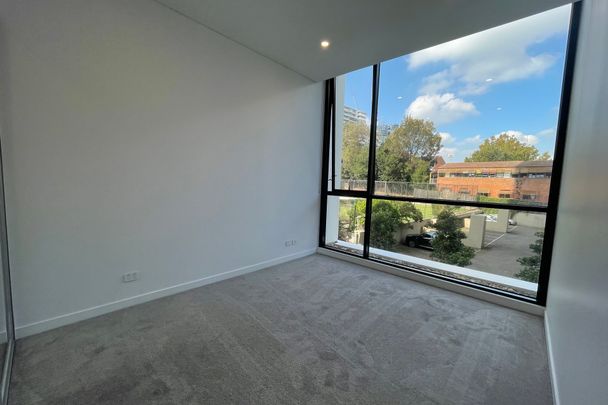 One Bedroom Apartment with Study for Lease !! - Photo 1