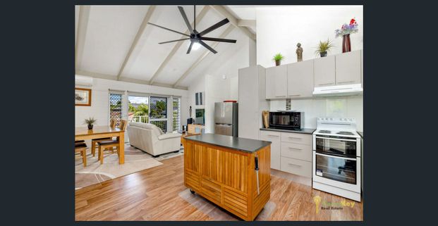 Beautifully Maintained Upstairs Unit In Outstanding Location!! - Photo 1