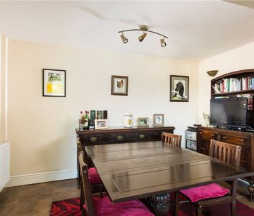 A charmingly traditional cottage with fabulous views over The Green... - Photo 4